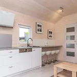 Проживание в семье Azalia 32 L