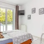 Проживание в семье Azalia 32 L *