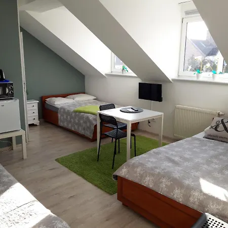 Azalia 32 L Quarto em Acomodações Particulares