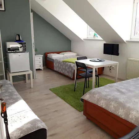 Azalia 32 L Quarto em Acomodações Particulares