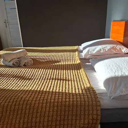 Проживание в семье Azalia 32 L